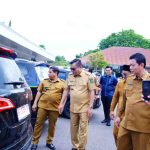 Bupati Muba, HM Toha melakukan pengecekan fisik kendaraan Operasional Desa Tahap I Tahun Anggaran 2025 di Pendopoan Griya Bumi Serasan, Senin (12/1/2026). Foto: Kominfo Muba.