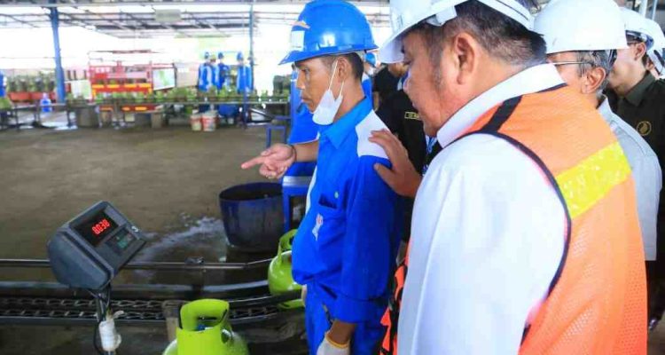 Gubernur Sumatera Selatan (Sumsel) Dr. H. Herman Deru melakukan inspeksi langsung ke PT Pirantinusa Energi Persada di Rambutan, Kabupaten Ogan Ilir, Kamis (22/1/2026). Foto: Humas Pemprov Sumsel.