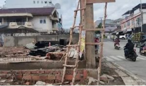 Tiang Bangunan di atas trotoar di dekat jembatan layang, Sekip, Palembang. Foto: IST/Dok mediaadvokasi.id.