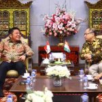 Gubernur Sumatera Selatan (Sumsel) Dr. H. Herman Deru menerima kunjungan silaturahmi Duta Besar India untuk Republik Indonesia, Mr. Sandeep Chakravorty, beserta rombongan di Griya Agung, Palembang, Rabu (14/1/2026) siang. Foto: Humas Pemprov Sumsel.