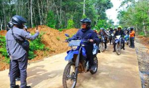 Gubernur Herman Deru bersama rombongan melakukan peninjauan pembangunan jalan sekaligus bersilaturahmi menggunakan sepeda motor ke Kabupaten Banyuasin dan Kabupaten Ogan Komering Ilir (OKI). Foto: Humas Pemprov Sumsel.