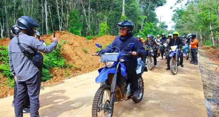 Gubernur Herman Deru bersama rombongan melakukan peninjauan pembangunan jalan sekaligus bersilaturahmi menggunakan sepeda motor ke Kabupaten Banyuasin dan Kabupaten Ogan Komering Ilir (OKI). Foto: Humas Pemprov Sumsel.