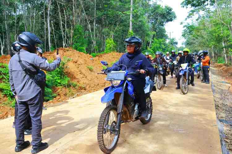 Gubernur Herman Deru bersama rombongan melakukan peninjauan pembangunan jalan sekaligus bersilaturahmi menggunakan sepeda motor ke Kabupaten Banyuasin dan Kabupaten Ogan Komering Ilir (OKI). Foto: Humas Pemprov Sumsel.