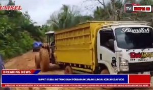 Kondisi jalan yang rusak di Kecamatan Sungai Ketuh, Muba. Foto: IST/screenshot kompas TV.