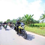 Mengendarai sepeda motor, Gubernur Sumsel Herman Deru meninjau jalan TAA-Sri Menanti, Banyuasin, Selasa (20/1/2026). Foto: Humas Pemprov Sumsel.