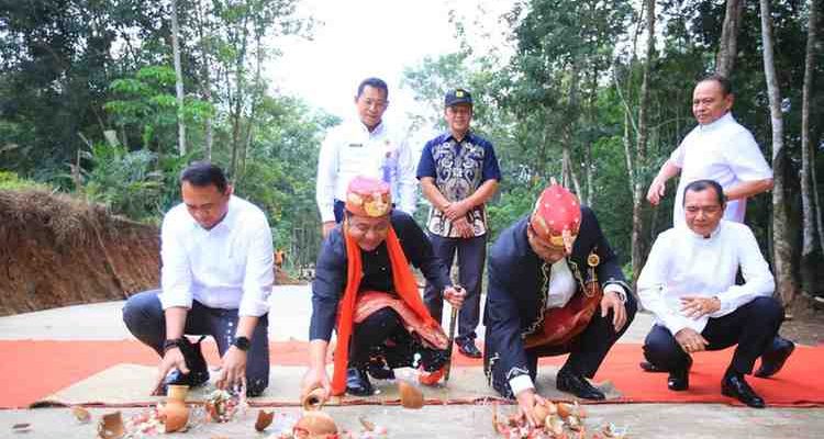 Gubernur Sumatera Selatan (Sumsel) Dr. H. Herman Deru meresmikan Jalan Desa Karang Agung hingga Jalan Desa Trans Lubar, Kecamatan Simpang, Kabupaten Ogan Komering Ulu Selatan (OKUS), Jumat (23/1/2026) siang. Foto: Humas Pemprov Sumsel.