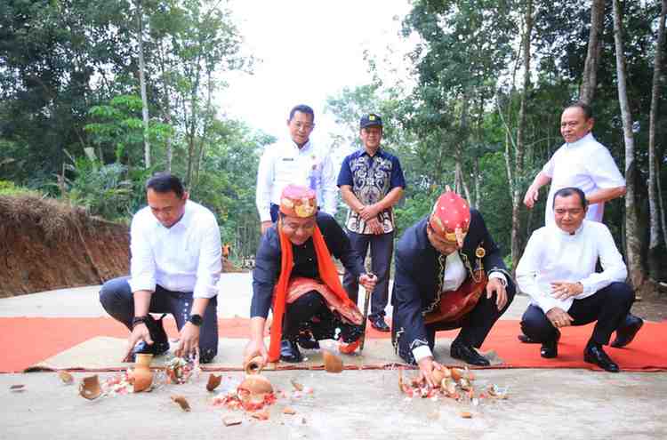 Gubernur Sumatera Selatan (Sumsel) Dr. H. Herman Deru meresmikan Jalan Desa Karang Agung hingga Jalan Desa Trans Lubar, Kecamatan Simpang, Kabupaten Ogan Komering Ulu Selatan (OKUS), Jumat (23/1/2026) siang. Foto: Humas Pemprov Sumsel.