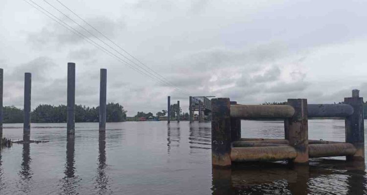 Suasana kawasan bawah Jembatan P6 Lalan yang melarang angkutan batubara lewat di sana, Kamis (1/1/2026). Foto: Dok Kecamatan Lalan.