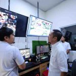 Walikota Palembang, Ratu Dewa meninjau sarana dan prasarana digitalisasi di Kominfo Palembang, Kamis (8/1/2026). Foto: Kominfo Palembang.