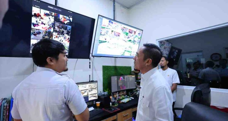 Walikota Palembang, Ratu Dewa meninjau sarana dan prasarana digitalisasi di Kominfo Palembang, Kamis (8/1/2026). Foto: Kominfo Palembang.