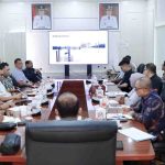 Asisten II Setda Muba Alva Elan SST MPSDA saat memimpin Rapat Pembahasan Langkah-lLangkah Penyelesaian Pembangunan Jembatan Lalan (P6) Kecamatan Lalan di Kantor Perwakilan Musi Banyuasin di Palembang, Sabtu (24/1/2026). Foto: Kominfo Muba.