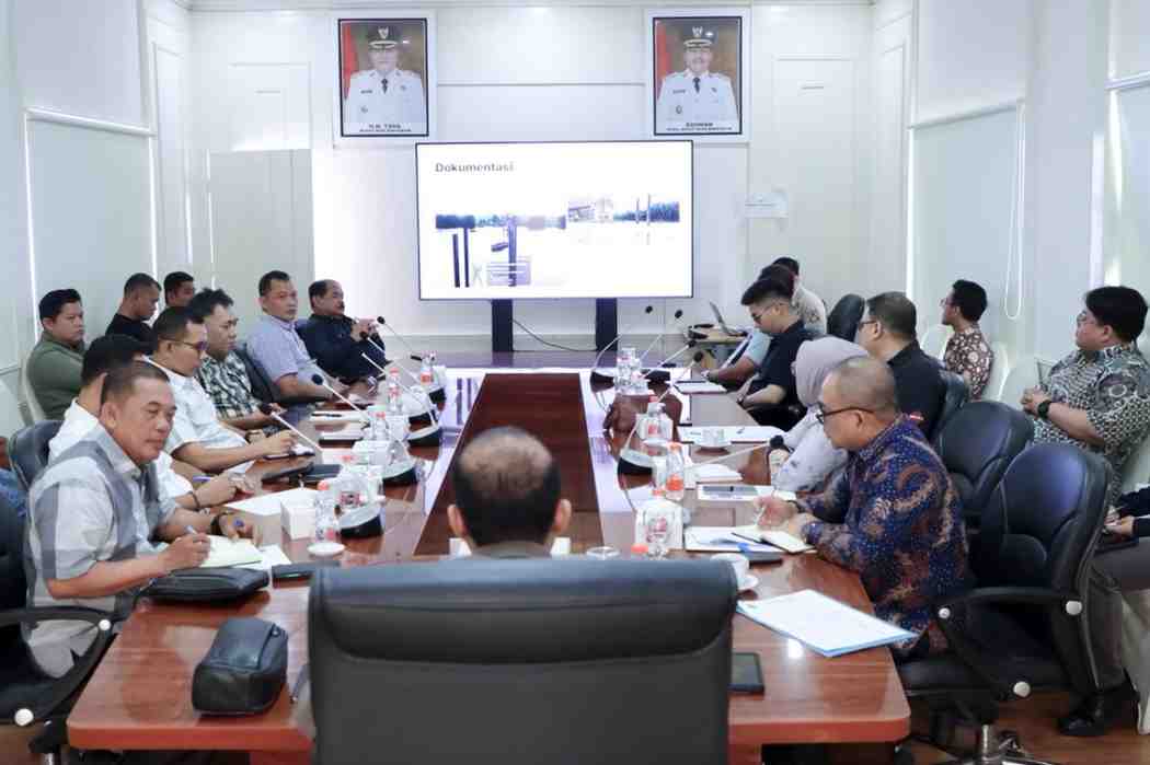 Asisten II Setda Muba Alva Elan SST MPSDA saat memimpin Rapat Pembahasan Langkah-lLangkah Penyelesaian Pembangunan Jembatan Lalan (P6) Kecamatan Lalan di Kantor Perwakilan Musi Banyuasin di Palembang, Sabtu (24/1/2026). Foto: Kominfo Muba.