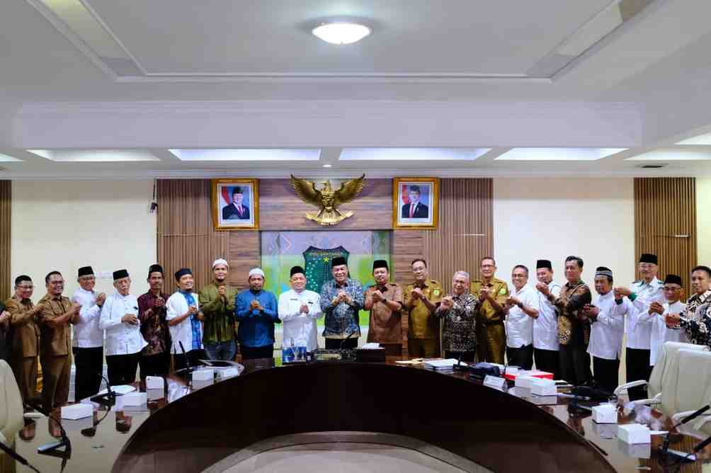 Ketua DMI Muba, HM Toha Tohet SH, pengurus DMI menggelar rapat musyawarah perdana di Ruang Rapat Serasan Sekate, Selasa (13/01/2026), sebagai langkah awal memperkuat peran masjid di Bumi Serasan Sekate. Foto: Kominfo Muba.