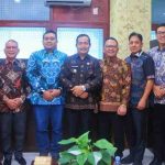 Wakil Bupati Musi Banyuasin (Muba) Kyai Abdur Rohman Husen melakukan silaturahmi sekaligus evaluasi bersama jajaran PT PLN (Persero) Unit Induk Distribusi Sumatera Selatan, Jambi, dan Bengkulu (UID S2JB), di Kantor PT PLN UID S2JB Palembang, Jumat (9/1/2026). Foto: Kominfo Muba.