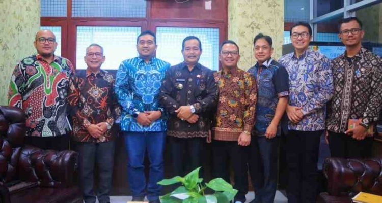 Wakil Bupati Musi Banyuasin (Muba) Kyai Abdur Rohman Husen melakukan silaturahmi sekaligus evaluasi bersama jajaran PT PLN (Persero) Unit Induk Distribusi Sumatera Selatan, Jambi, dan Bengkulu (UID S2JB), di Kantor PT PLN UID S2JB Palembang, Jumat (9/1/2026). Foto: Kominfo Muba.