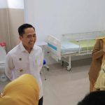 Wali Kota Palembang, Drs. Ratu Dewa, MSi meresmikan layanan rawat inap dan puskesmas ramah disabilitas di lima puskesmas, sekaligus menyerahkan 10 unit ambulans layanan 24 jam untuk puskesmas, di Puskesmas Basuki Rahmat, Jalan Sersan Sani No.1305, Kemuning Selasa (6/1/2026). Foto: Kominfo Palembang.