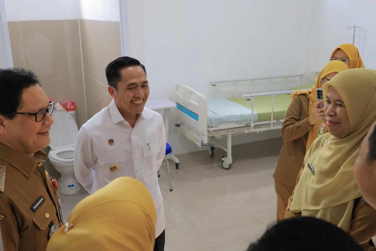 Wali Kota Palembang, Drs. Ratu Dewa, MSi meresmikan layanan rawat inap dan puskesmas ramah disabilitas di lima puskesmas, sekaligus menyerahkan 10 unit ambulans layanan 24 jam untuk puskesmas, di Puskesmas Basuki Rahmat, Jalan Sersan Sani No.1305, Kemuning Selasa (6/1/2026). Foto: Kominfo Palembang.