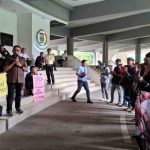 Massa dari berbagai penggiat seni dan budaya menggelar aksi di DPRD Palembang, mendesak disahkannya Perda Kesenian, Rabu (21/1/2026). Foto: Kominfo Palembang.