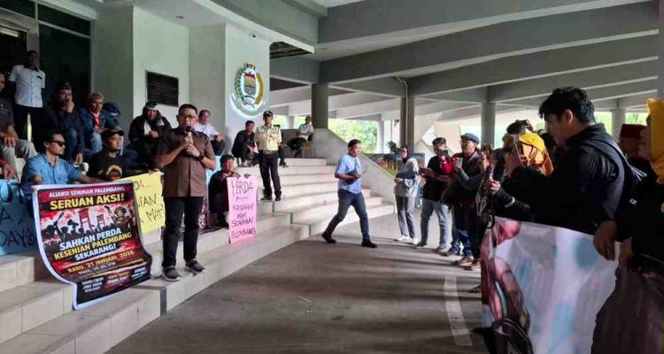 Massa dari berbagai penggiat seni dan budaya menggelar aksi di DPRD Palembang, mendesak disahkannya Perda Kesenian, Rabu (21/1/2026). Foto: Kominfo Palembang.