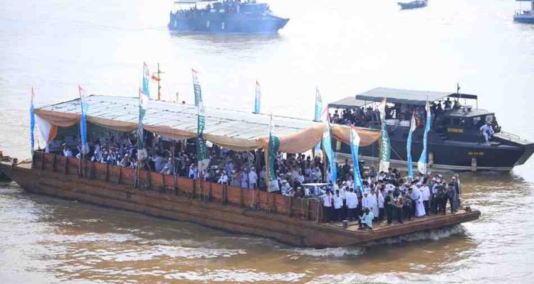 Gubernur Sumatera Selatan (Sumsel) Dr. H. Herman Deru melepas ratusan jamaah peringatan Haul Kiai Marogan ke-125 yang dipusatkan di Masjid Lawang Kidul, Palembang, Minggu (11/1/2026) pagi. Foto: Humas Pemprov Sumsel.