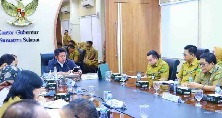 Gubernur Sumsel, Herman deru saat memimpin rapat Paparan Rencana Pengembangan Road to Sumatera Selatan Health Tourism di Ruang Rapat Gubernur Sumsel, Senin (12/1/2026). Foto: Humas Pemprov Sumsel.