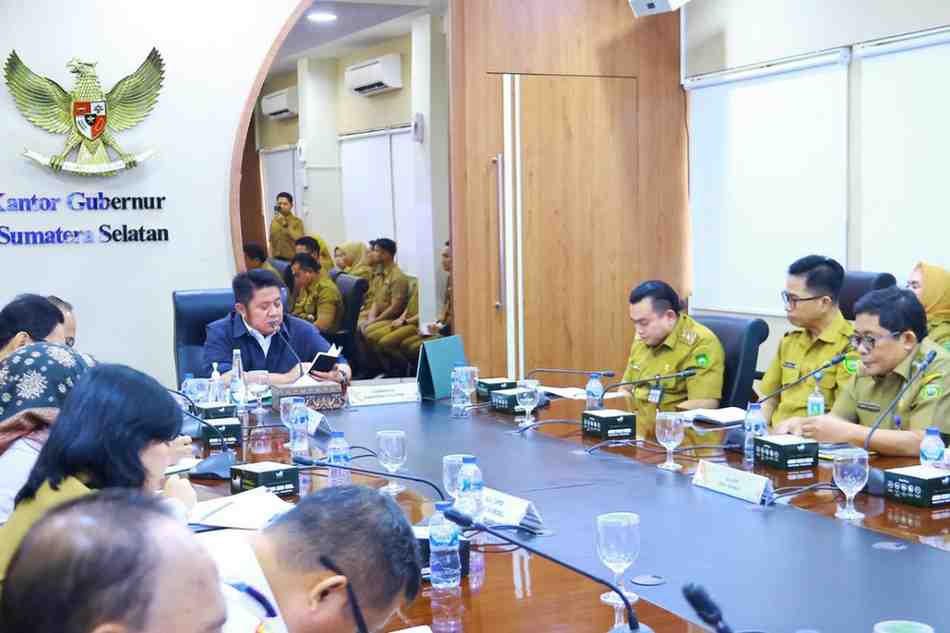 Gubernur Sumsel, Herman deru saat memimpin rapat Paparan Rencana Pengembangan Road to Sumatera Selatan Health Tourism di Ruang Rapat Gubernur Sumsel, Senin (12/1/2026). Foto: Humas Pemprov Sumsel.