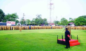 Bupati Muba, HM Toha yang memimpin apel gabungan seluruh pegwai Pemkab Muba, Senin (5/1/2026). Foto: Kominfo Muba.