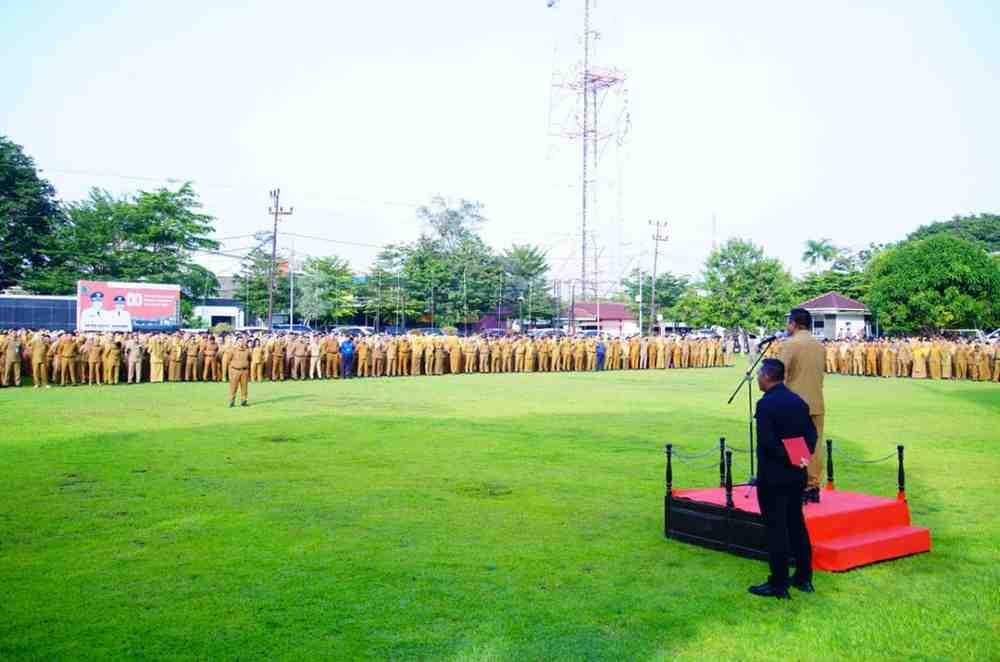 Bupati Muba, HM Toha yang memimpin apel gabungan seluruh pegwai Pemkab Muba, Senin (5/1/2026). Foto: Kominfo Muba.