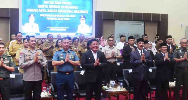 Gubernur Sumatera Selatan Dr. H. Herman Deru secara resmi melantik pengurus dan Dewan Pengawas Badan Amil Zakat Nasional (BAZNAS) Provinsi Sumsel masa bakti 2025–2030 di Auditorium Bina Praja Palembang, Selasa (6/1/2026). Foto: Humas Pemprov Sumsel.
