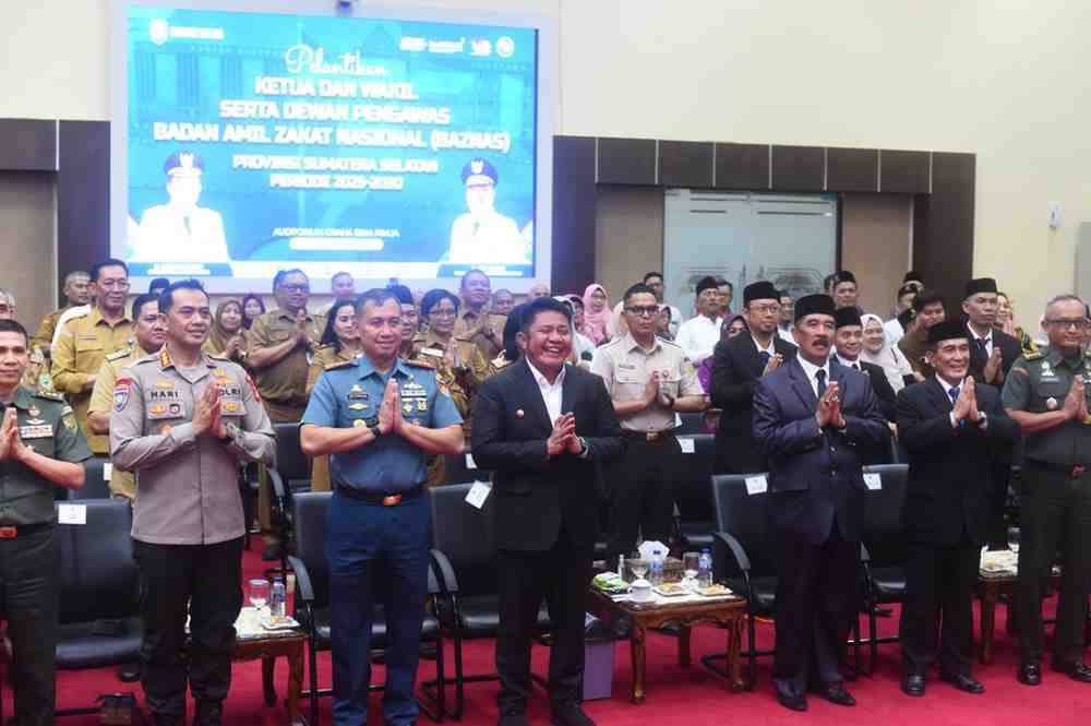 Gubernur Sumatera Selatan Dr. H. Herman Deru secara resmi melantik pengurus dan Dewan Pengawas Badan Amil Zakat Nasional (BAZNAS) Provinsi Sumsel masa bakti 2025–2030 di Auditorium Bina Praja Palembang, Selasa (6/1/2026). Foto: Humas Pemprov Sumsel.