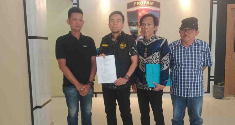 Tim kuasa hukum korban, Herman Hamzah, SH, MH cas usai melapor ke Propam Polda Sumsel. Foto: sumselheadline/Ela