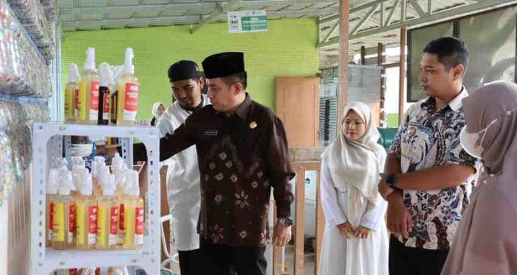 Suasana penuh khidmat sekaligus antusiasme menyelimuti kawasan Destinasi Wisata (Desa) Qur’an Palembang saat pelaksanaan Opening Desa Qur’an Festival II yang secara resmi dibuka dalam rangka menyambut datangnya bulan suci Ramadhan 1447 Hijriah, Jumat (20/2/2026). Foto: Kominfo Palembang.