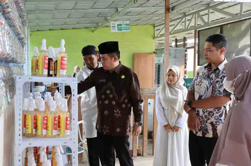Suasana penuh khidmat sekaligus antusiasme menyelimuti kawasan Destinasi Wisata (Desa) Qur’an Palembang saat pelaksanaan Opening Desa Qur’an Festival II yang secara resmi dibuka dalam rangka menyambut datangnya bulan suci Ramadhan 1447 Hijriah, Jumat (20/2/2026). Foto: Kominfo Palembang.
