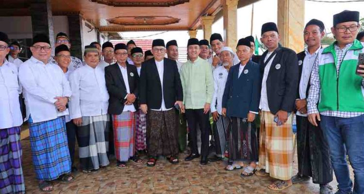 Wali Kota Palembang, Drs. H. Ratu Dewa, MS menerima penghargaan sebagai Tokoh Pengayom Nahdlatul Ulama (NU) Kota Palembang dalam Resepsi Satu Abad Nahdlatul Ulama dan Penganugerahan NU Sumsel Award, yang digelar di Gedung Graha Bandara Insani Talang Jambe, Minggu (16/2/2026). Foto: Kominfo Palembang.