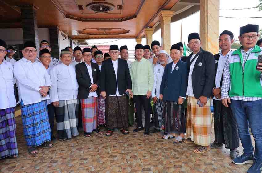 Wali Kota Palembang, Drs. H. Ratu Dewa, MS menerima penghargaan sebagai Tokoh Pengayom Nahdlatul Ulama (NU) Kota Palembang dalam Resepsi Satu Abad Nahdlatul Ulama dan Penganugerahan NU Sumsel Award, yang digelar di Gedung Graha Bandara Insani Talang Jambe, Minggu (16/2/2026). Foto: Kominfo Palembang.
