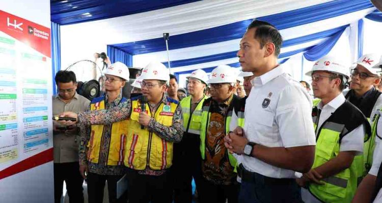 Menko Infrastruktur, Agus Harimurti Yudhoyono (AHY) didampingi Wagub Sumsel Cik Ujang dan Walikota Palembang, Ratu Dewa ,meninjau progres pembangunan tol Palembang-Betung, Rabu (11/2/2026). Foto: Kominfo Palembang.