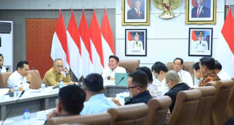 Gubernur Sumsel, Herman Deru memimpin rapat percepatan pembangunan jalan khusus batubara yang digelar di Ruang Rapat Bina Praja, Senin (9/2/2026), bersama Wakil Gubernur H. Cik Ujang dan para pemegang IUP. Foto: Humas Pemprov Sumsel.