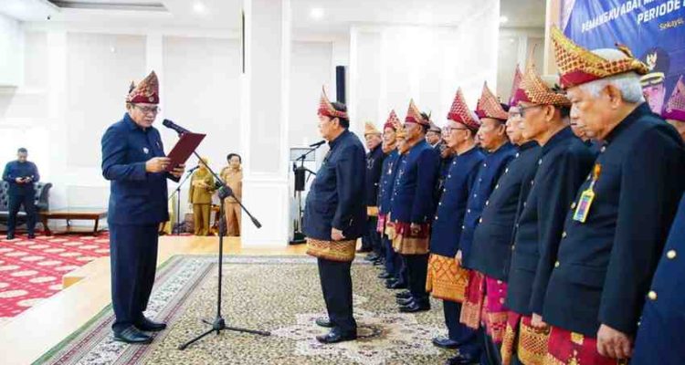 Bupati Musi Banyuasin HM Toha Tohet, SH secara resmi mengukuhkan Forum Musyawarah Pembina Adat dan Pemangku Adat Marga Kabupaten Muba Periode 2026-2031. Foto: Kominfo Muba.