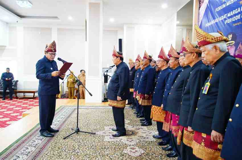 Bupati Musi Banyuasin HM Toha Tohet, SH secara resmi mengukuhkan Forum Musyawarah Pembina Adat dan Pemangku Adat Marga Kabupaten Muba Periode 2026-2031. Foto: Kominfo Muba.