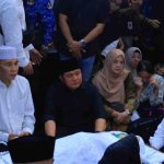 Gubernur Sumatera Selatan (Sumsel) Dr. H. Herman Deru memimpin upacara pelepasan jenazah Gubernur Sumsel periode 2008–2018, Alex Noerdin, di rumah duka Jalan Merdeka, Talang Semut, Kecamatan Bukit Kecil, Palembang, Kamis (26/2/2026). Foto: Humas Pemprov Sumsel.