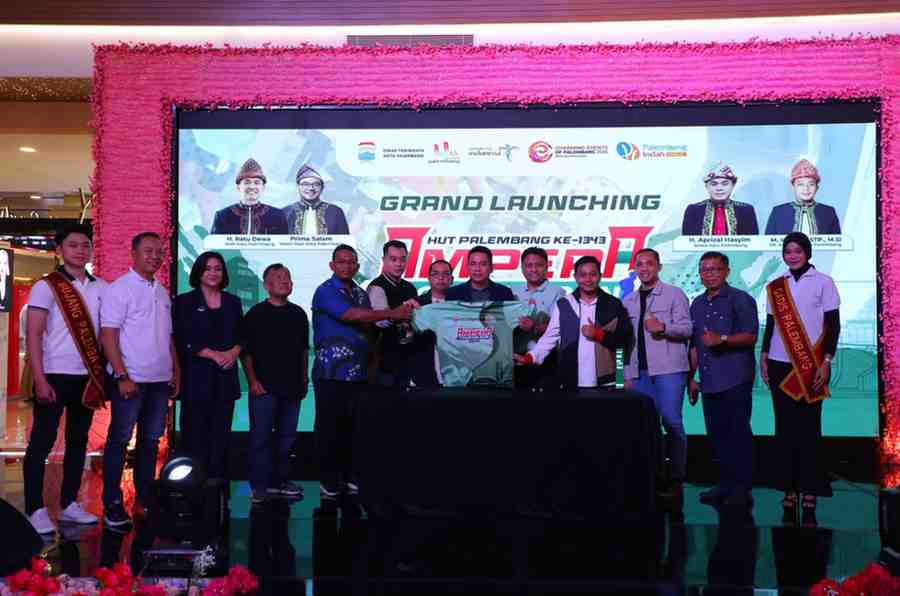 Launching Ampera Tourism Run 2026, yang digelar di Atrium Palembang Indah Mall pada Senin (16/2/2026), mewakili Walikota Palembang, Asisten II Setda Kota Palembang, Dr. Isnaini Madani, Senin (16/2/2026). Foto: Kominfo Palembang.