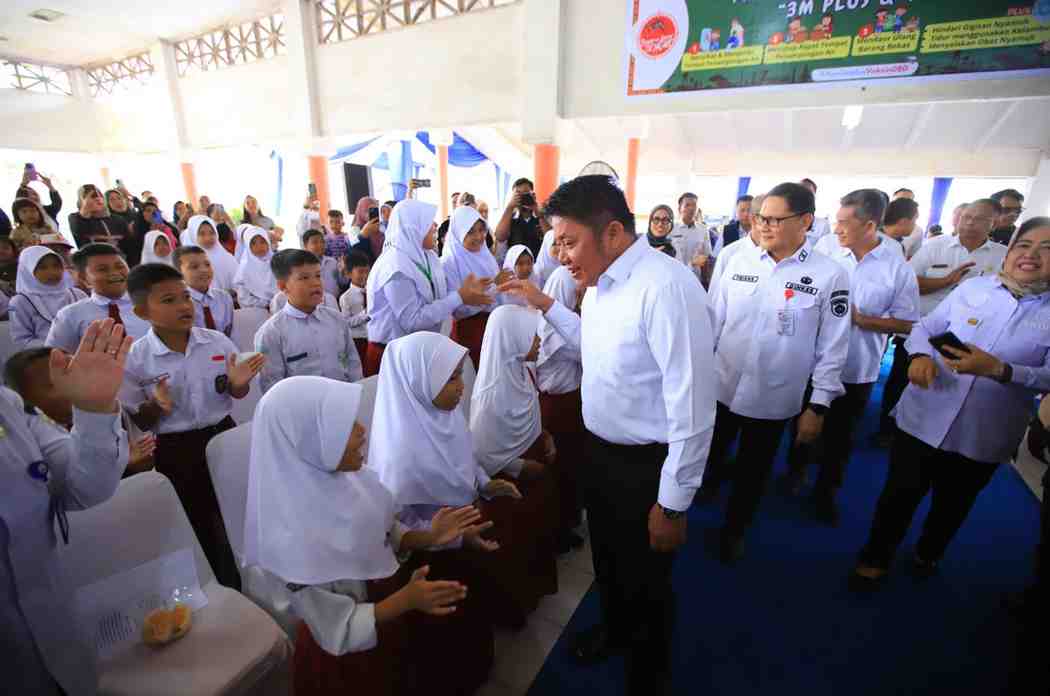 Gubernur Sumatera Selatan (Sumsel) Herman Deru meresmikan (kick off) Pemantauan Aktif Pencegahan Dengue pada anak sekolah dasar di Kota Palembang, Rabu (18/02/2026) pagi. Foto: Humas Pemprov Sumsel.