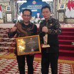 Mewakili Bupati Muba, Kepala Bappeda Muba Dr Mursalin, SE, MM menerima penganugerahan Keterbukaan Informasi Publik Tahun 2026 dari Komisi Informasi Provinsi Sumatera Selatan di Griya Agung Palembang, Jumat (13/2/2026). Foto: Kominfo Muba.
