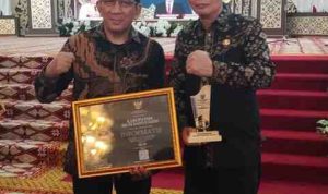 Mewakili Bupati Muba, Kepala Bappeda Muba Dr Mursalin, SE, MM menerima penganugerahan Keterbukaan Informasi Publik Tahun 2026 dari Komisi Informasi Provinsi Sumatera Selatan di Griya Agung Palembang, Jumat (13/2/2026). Foto: Kominfo Muba.