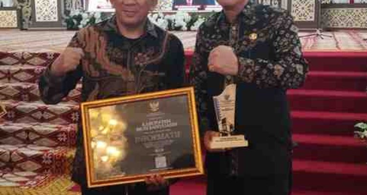 Mewakili Bupati Muba, Kepala Bappeda Muba Dr Mursalin, SE, MM menerima penganugerahan Keterbukaan Informasi Publik Tahun 2026 dari Komisi Informasi Provinsi Sumatera Selatan di Griya Agung Palembang, Jumat (13/2/2026). Foto: Kominfo Muba.