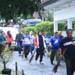 Para pegawai OPD Pemprov Sumsel bersih-bersih lingkungan, yang dimpimpin langsung Sekda Edward Chandra, Minggu (15/2/2026). Foto: Humas Pemprov Sumsel.