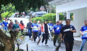 Para pegawai OPD Pemprov Sumsel bersih-bersih lingkungan, yang dimpimpin langsung Sekda Edward Chandra, Minggu (15/2/2026). Foto: Humas Pemprov Sumsel.