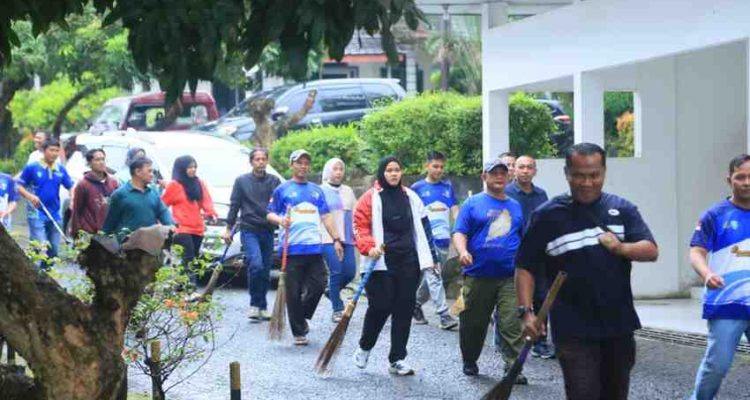 Para pegawai OPD Pemprov Sumsel bersih-bersih lingkungan, yang dimpimpin langsung Sekda Edward Chandra, Minggu (15/2/2026). Foto: Humas Pemprov Sumsel.