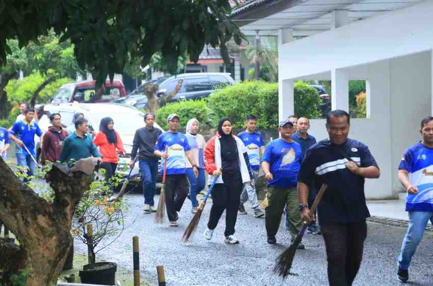 Para pegawai OPD Pemprov Sumsel bersih-bersih lingkungan, yang dimpimpin langsung Sekda Edward Chandra, Minggu (15/2/2026). Foto: Humas Pemprov Sumsel.