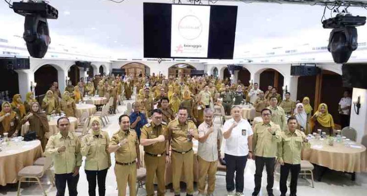 Sosialisasi Teknis Pelaksanaan Beasiswa Program Prioritas Palembang Cerdas, yang secara resmi dibuka oleh Asisten III Administrasi Umum Setda Kota Palembang, Ir. H. Akhmad Bastari, mewakili Wali Kota Palembang Ratu Dewa, Selasa (3/2/2026), di Ballroom Hotel Emilia Palembang. Foto: Kominfo Palembang.